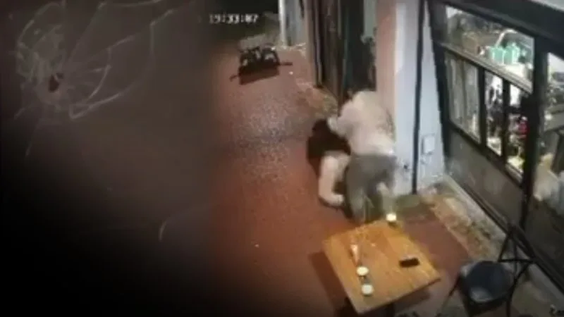 Gunman at large after man shot outside Melbourne café