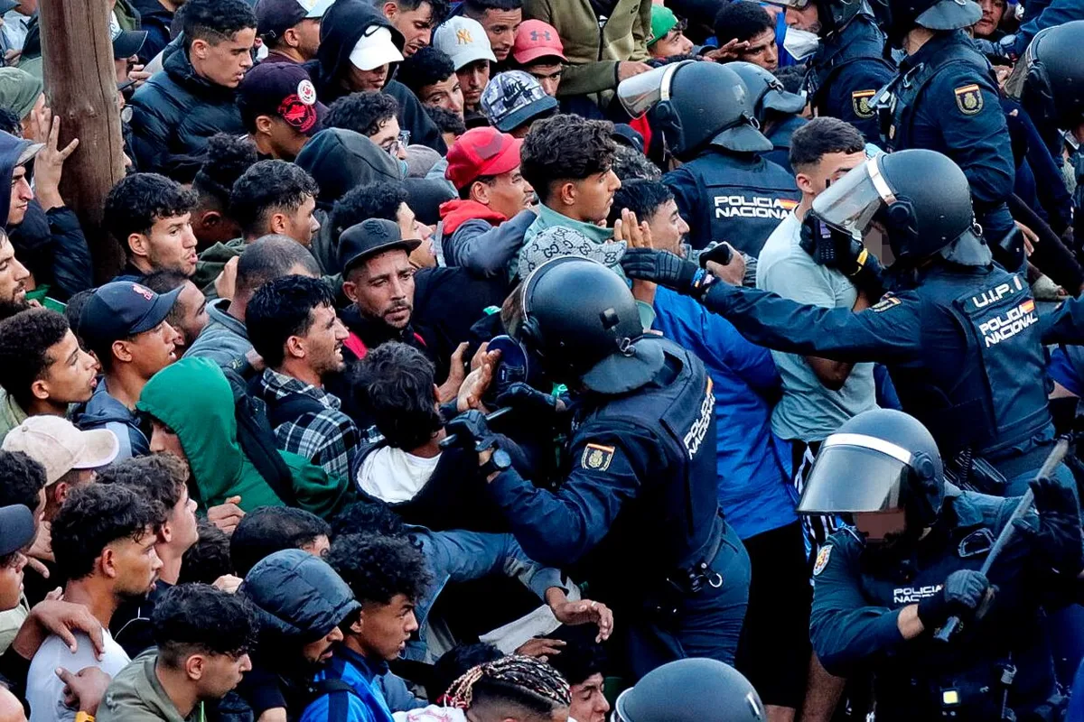 Tensión y caos en el traslado de los migrantes de la playa Benítez al puerto de Ceuta