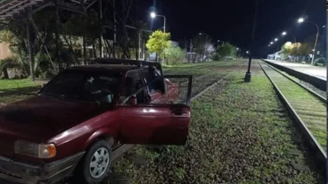 Video: manejaba alcoholizado, dejó su auto en las vías del tren y tuvieron que montar un operativo para moverlo