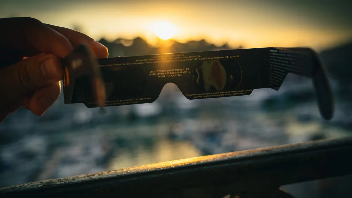 Après l'éclipse, que faire de ses lunettes? Voici où les jeter, comment les conserver ou à qui les donner