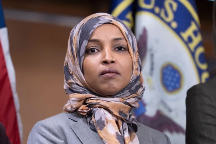 Agentes federales allanan la casa de la representante demócrata Ilhan Omar