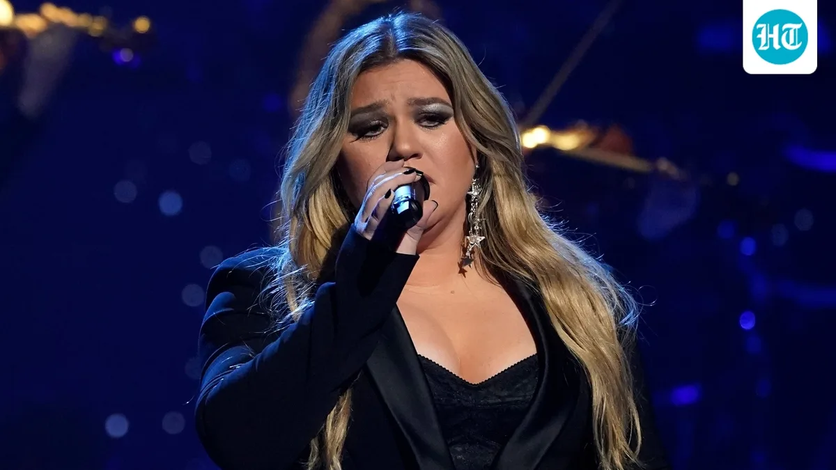 Kelly Clarkson sparks row over singing bird as Brooklyn store owner breaks silence: 'getting attacked'