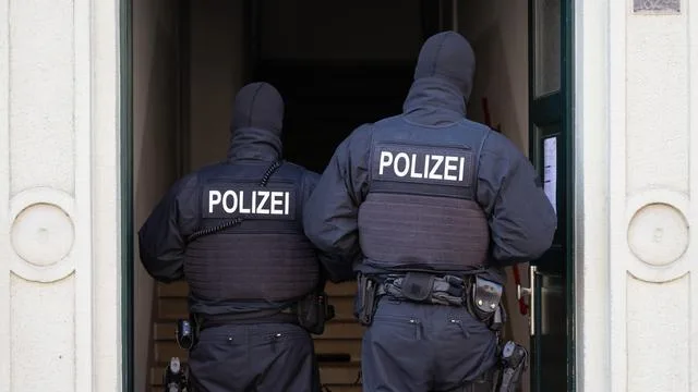 Verbotene Artgemeinschaft: Durchsuchungen bei mutmaßlichen Anhängern von rechtsextremem Verein