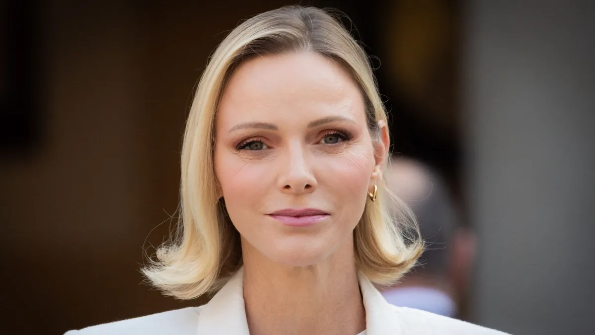 La explicación psicológica a por qué Charlene de Mónaco y otras 'royals' visten tanto con traje blanco: "Consiguen un equilibrio entre autoridad y cercanía"
