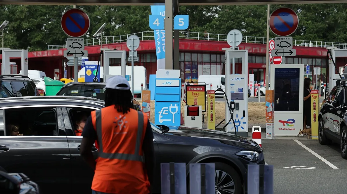 "On a de quoi faire" : à la découverte des "bornistes" pour véhicules électriques, cette nouvelle profession des stations-service