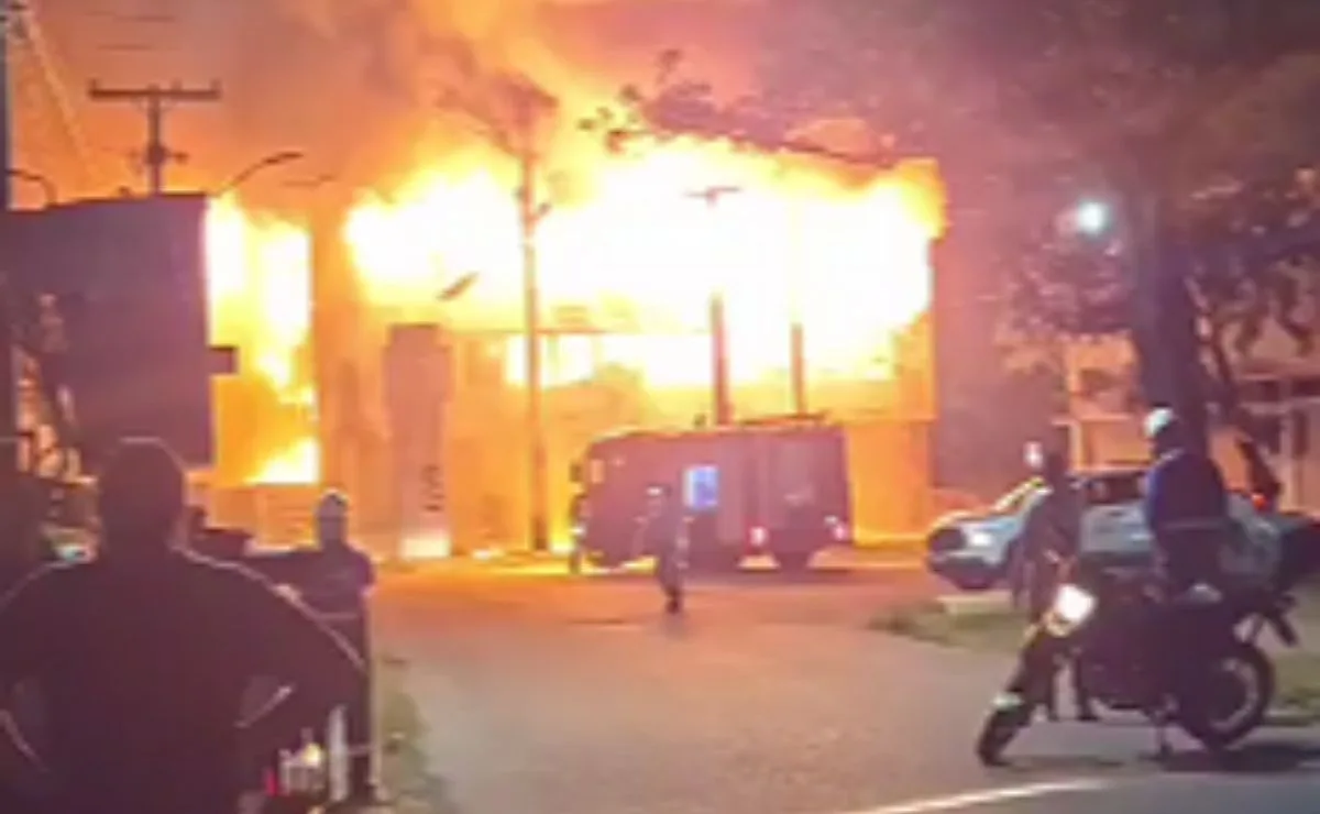 Incêndio atinge prédio de universidade e prejuízo ultrapassa R$ 100 millhões; veja vídeo
