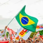 Lula tem 51% dos votos válidos, e Flávio Bolsonaro, 49%, diz pesquisa Vox Brasil
