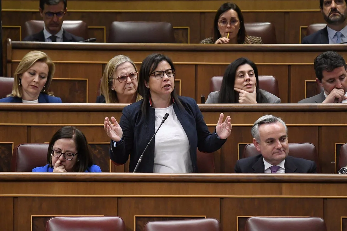 Armengol ordena a la diputada del PP, Ana Belén Vázquez, que salga del Congreso para entregar un bote de gas pimienta que había mostrado