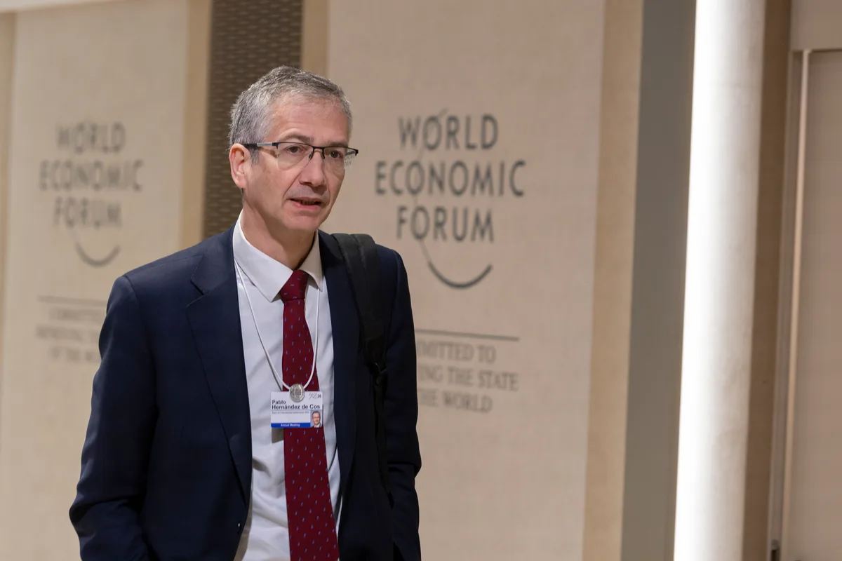 Feijóo comunica en Bruselas que respalda a Pablo Hernández de Cos para presidir el BCE y refuerza su candidatura