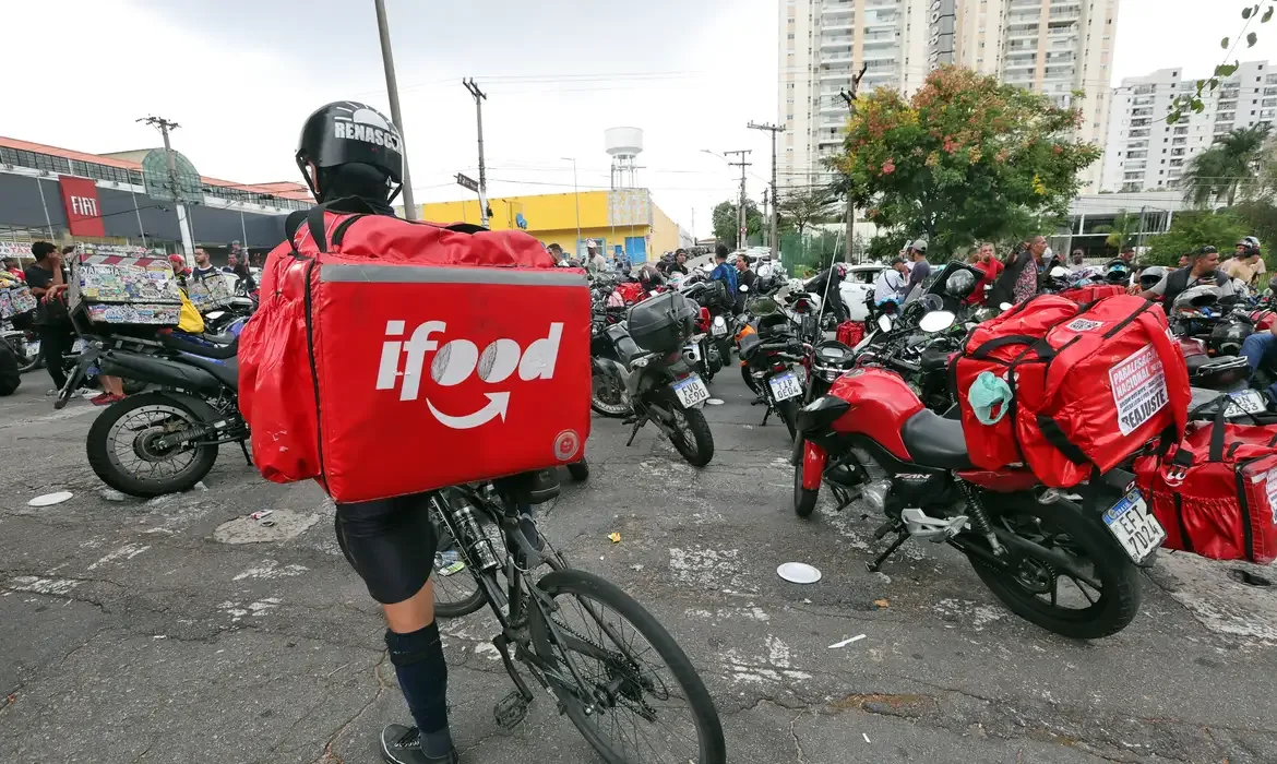 iFood libera programa para entregadores financiarem casa própria