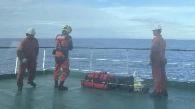 Filipino resgatado ao largo de São Miguel após sofrer amputação de dedos
