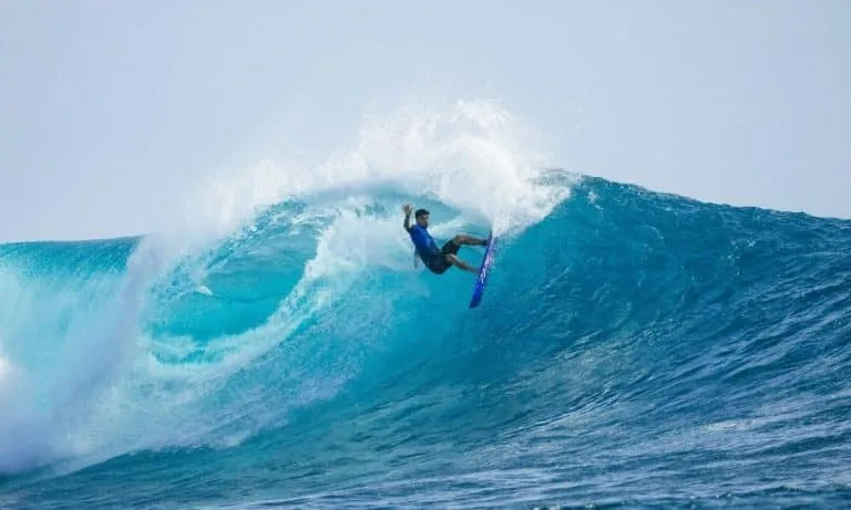 Yago Dora cai para Cole Houshmand nas quartas de final em Fiji