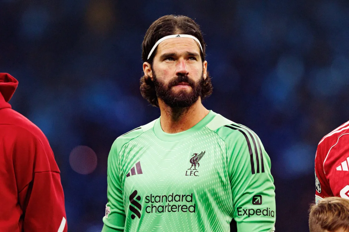 Como ‘novas regras’ podem impedir Alisson de usar a braçadeira de capitão do Liverpool