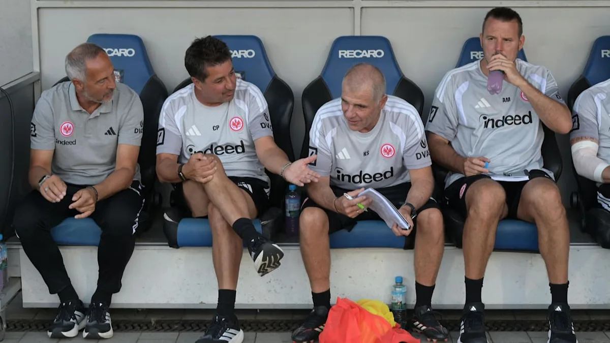 Missing Link, Bad Cop und Ösi-Schmäh - So lustig geht's in Eintrachts Trainer-Stab zu