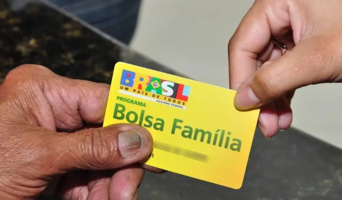 Reajuste de Lula ao Bolsa Família tem proximidade recorde com a eleição