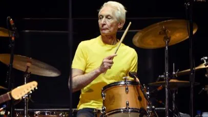 O que fazia Charlie Watts ser tão bom baterista, segundo Mick Jagger e Ronnie Wood