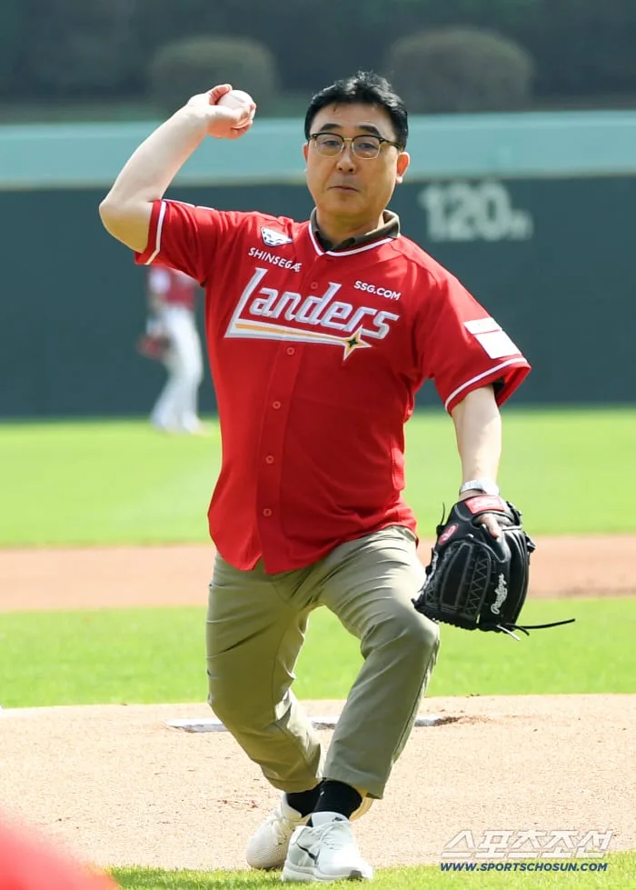 [포토] 김민준 시포 아버지 김석창 씨 시구, 뜻깊은 시간