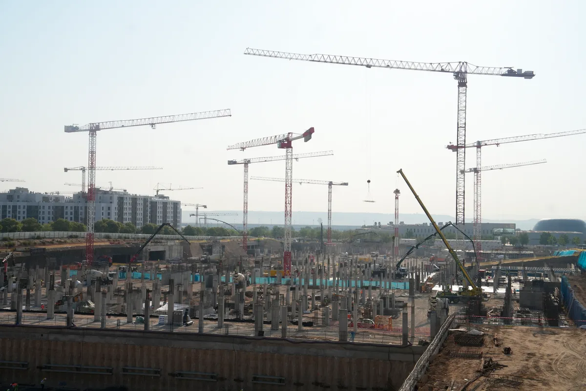 Una "coreografía" de 19 grúas para la mayor obra judicial del mundo: control del aeropuerto, coordinación por 'walkie' y una jungla de acero en Valdebebas