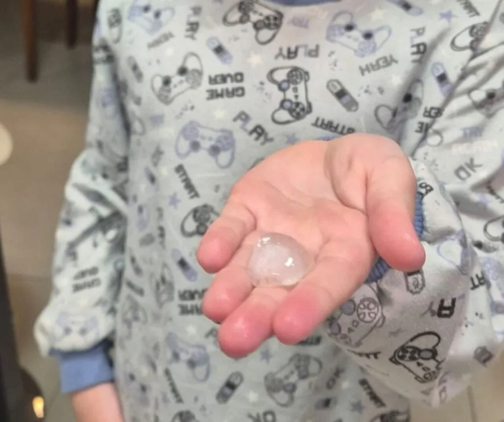 Alerta vermelho: tempestade com granizo e vento forte assusta moradores de diversos bairros de Curitiba
