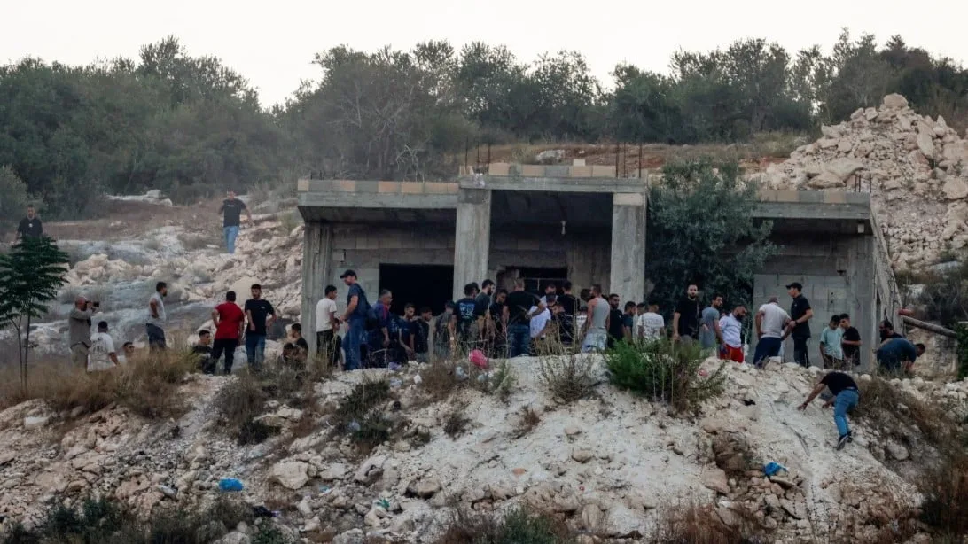 Dezenas de colonos israelenses atacam aldeia palestina na Cisjordânia