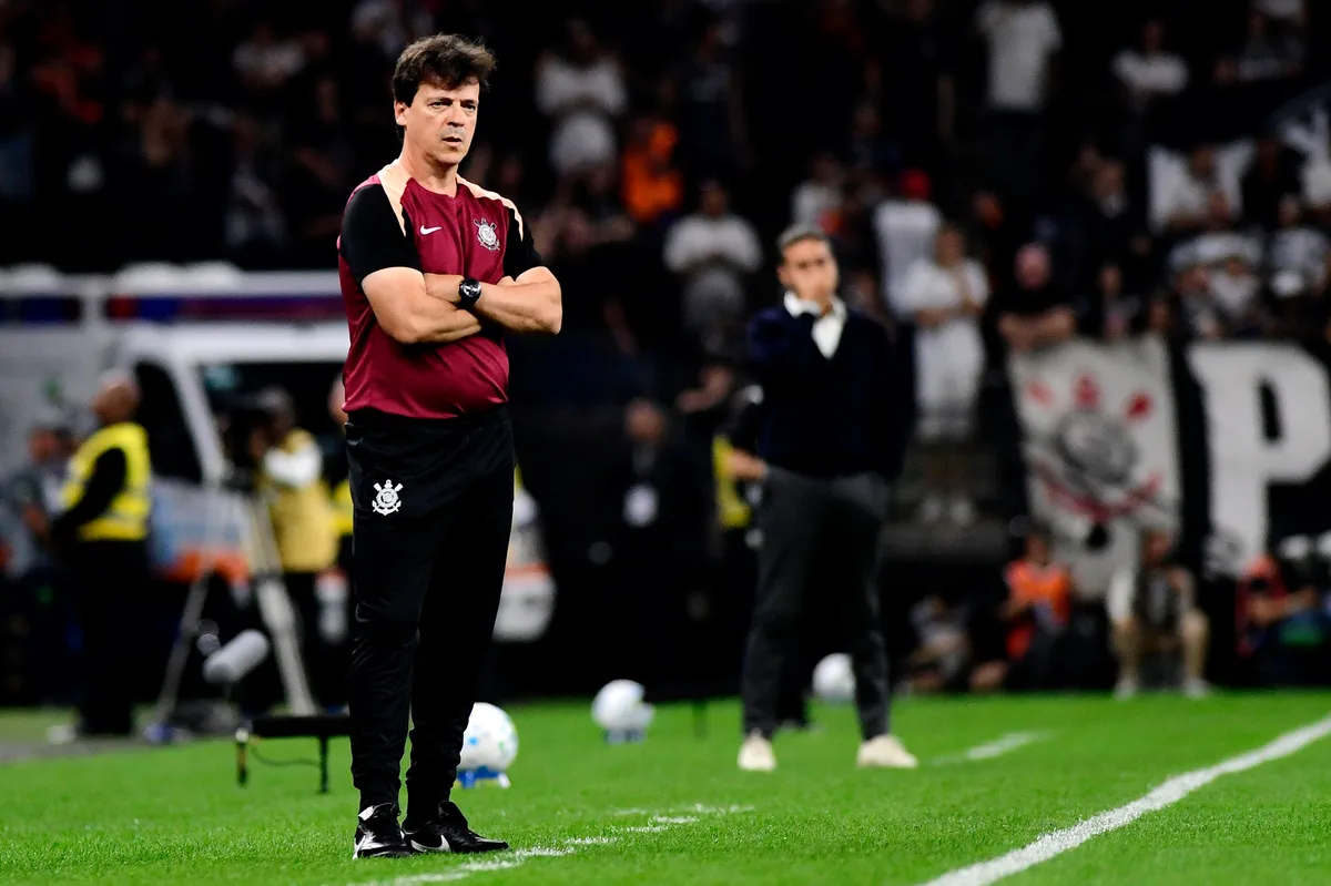 Diniz explica escalação do Corinthians e retoma esperança por renovação de Memphis