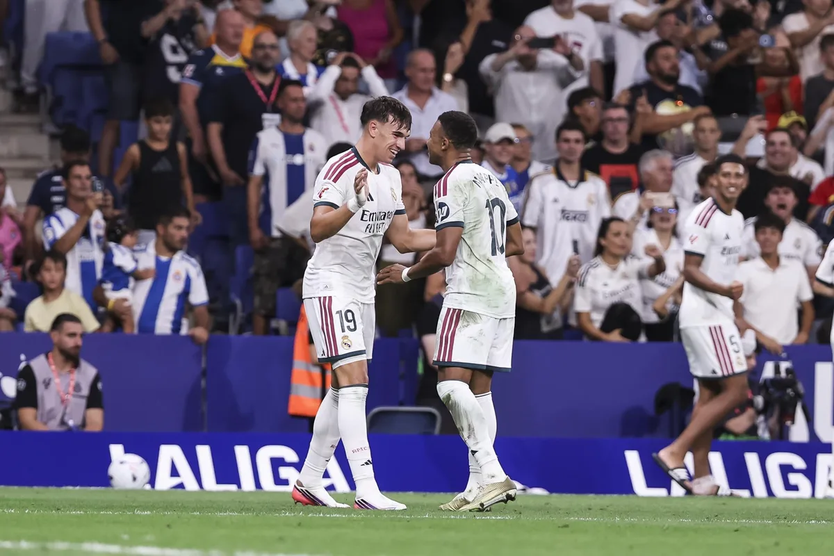 Carlos Espí, presentado con el Real Madrid tras anotar el gol de la victoria ante el Espanyol