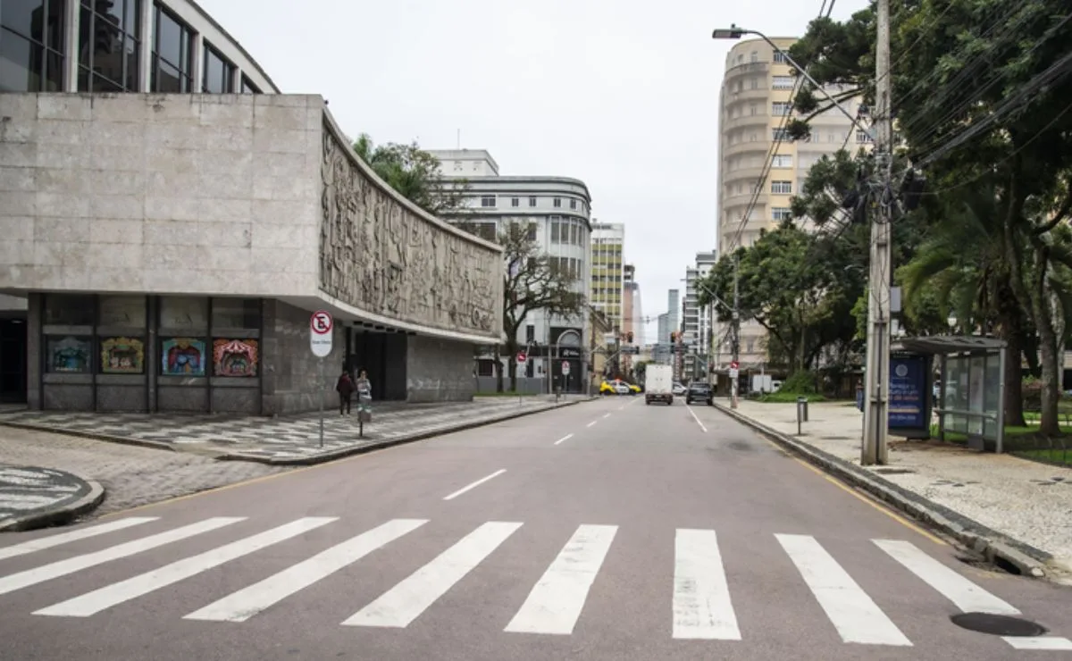 Obras do novo calçadão em frente ao Teatro Guaíra começam a sair do papel; veja quando e o que muda