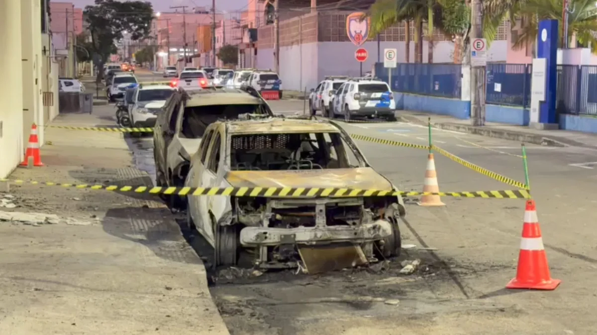 Viatura da PM é destruída por incêndio perto de batalhão em Linhares; vídeo