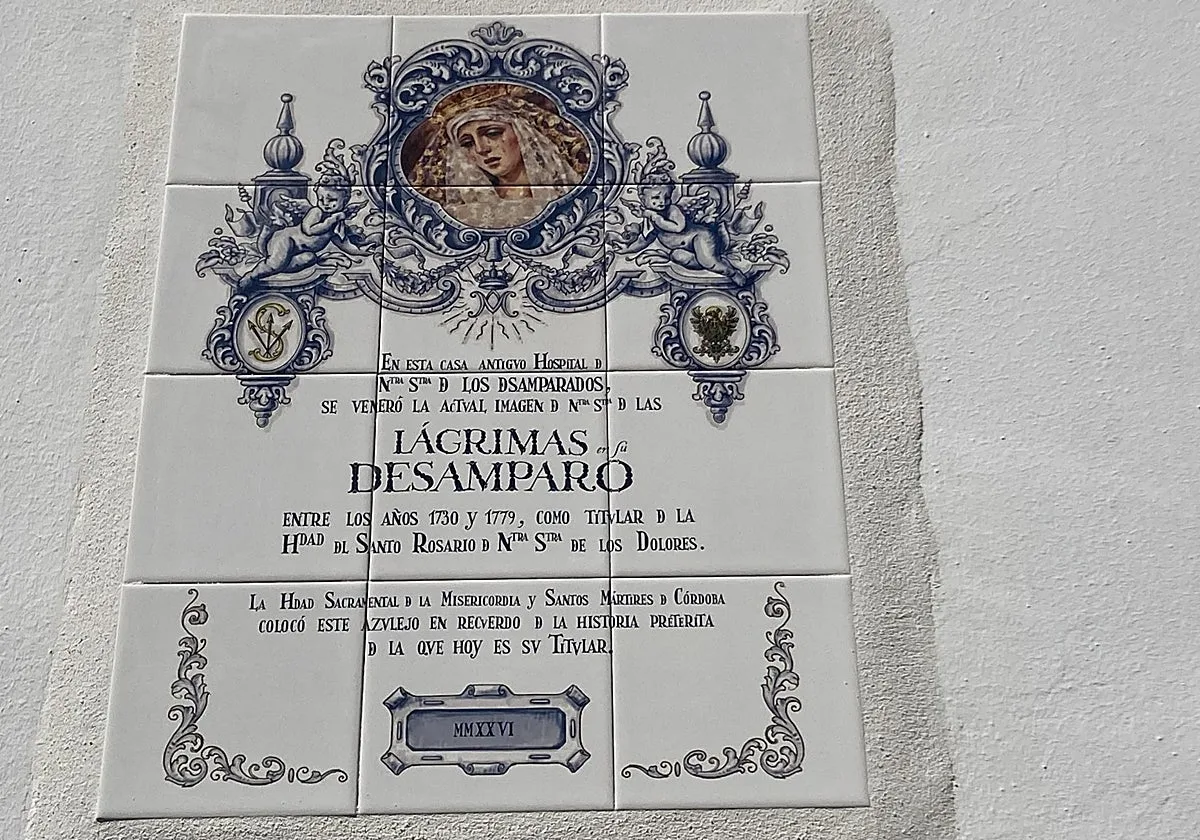 Un azulejo recuerda la estancia de la Virgen de las Lágrimas en el antiguo hospital de los Desamparados de Córdoba