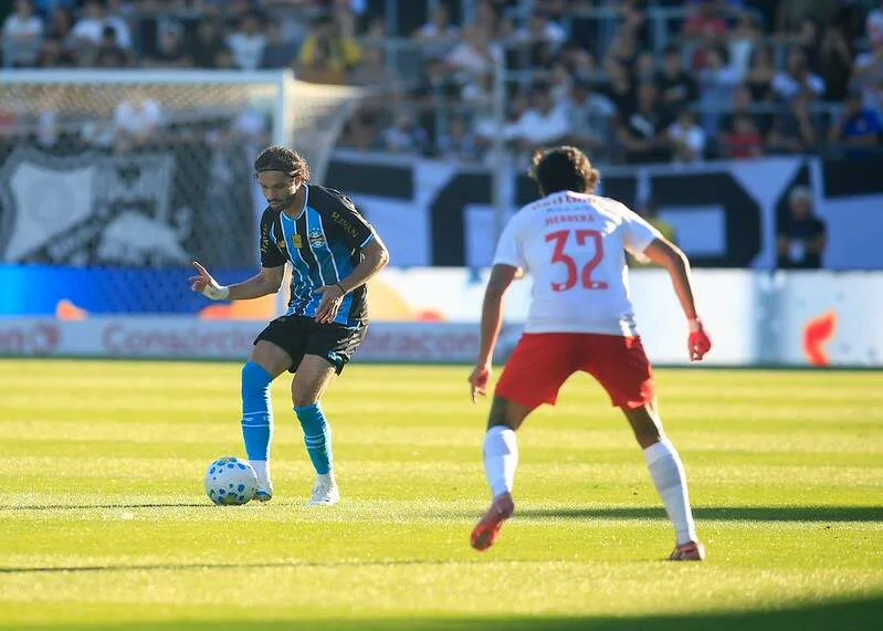 Em crise no Brasileiro, Inter e Grêmio levam rivalidade à Copa do Brasil