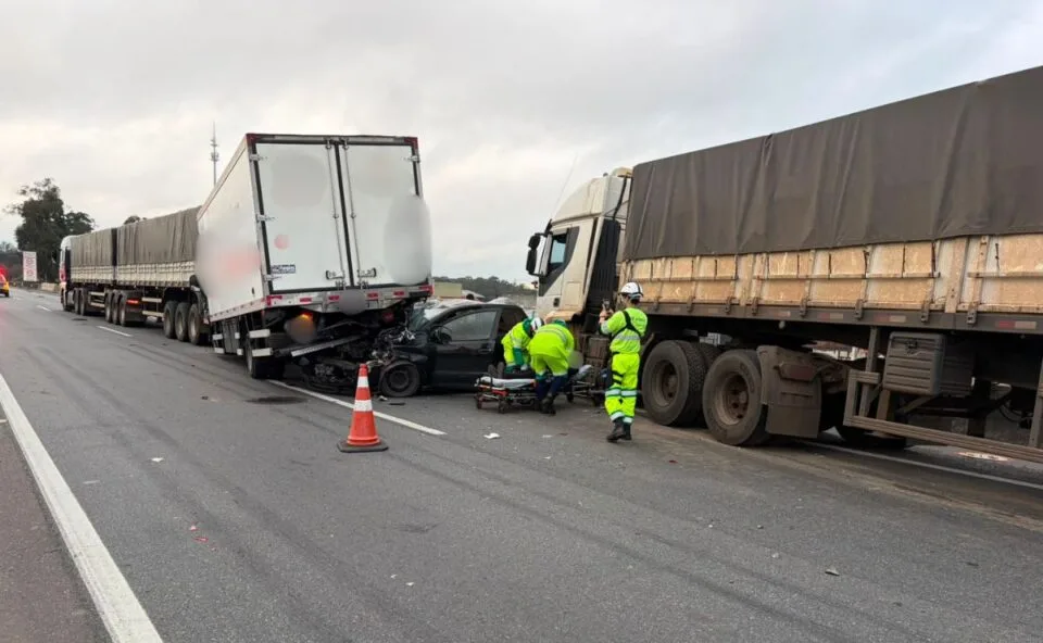 Engavetamento entre três caminhões e carro na BR-376 deixa motorista ferida e trecho do Contorno Leste é bloqueado