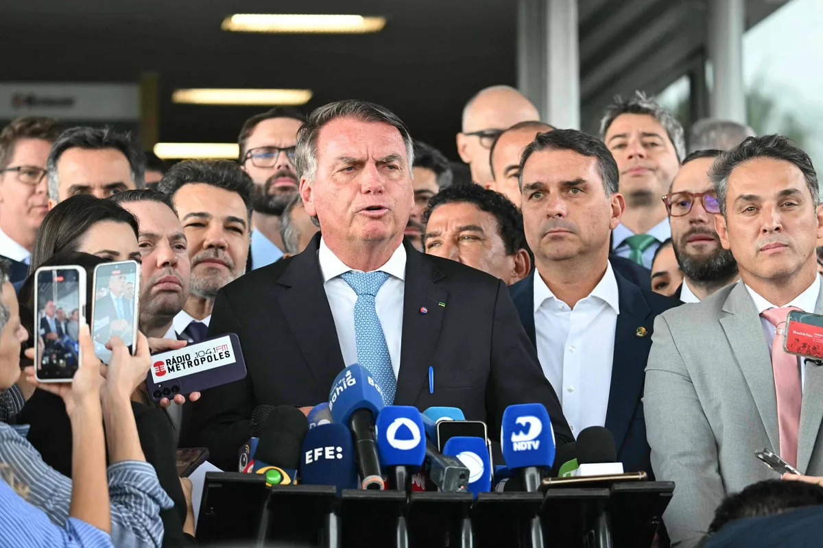 Defesa de Bolsonaro pede a Kassio suspensão de pena da trama golpista