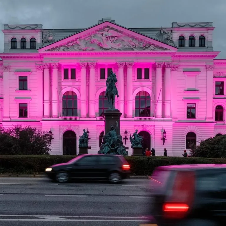 Für Mädchen-Rechte - Viele Gebäude leuchten am Welt-Mädchentag pink