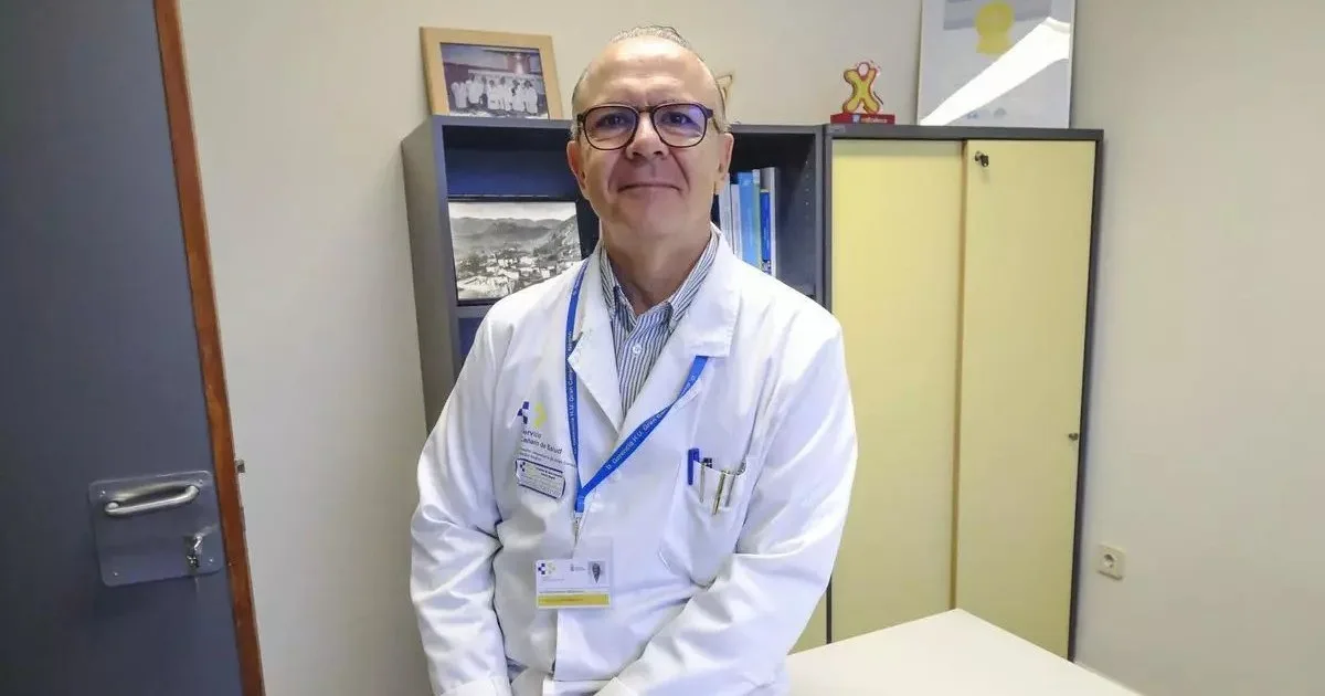 Antonio Naranjo, reumatólogo: “Se puede tener osteoporosis sin presentar ningún síntoma, ya que la enfermedad suele hacerse evidente cuando aparece una fractura”