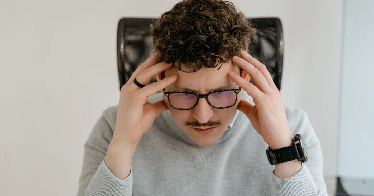 La psicología dice que si evitas consultar tu saldo bancario incluso cuando sabes que deberías, no estás negando la realidad, sino que estás activando un mecanismo de protección: esa evitación es tu sistema nervioso diciéndote que no puede permitirse el lujo de obtener la respuesta ahora mismo