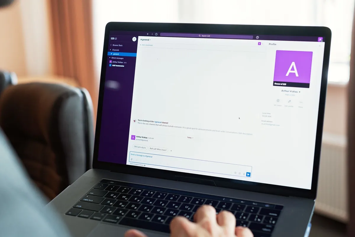 Funcionária é demitida após trocar mensagens sexuais com colegas pelo Teams; empresa monitorava conversas