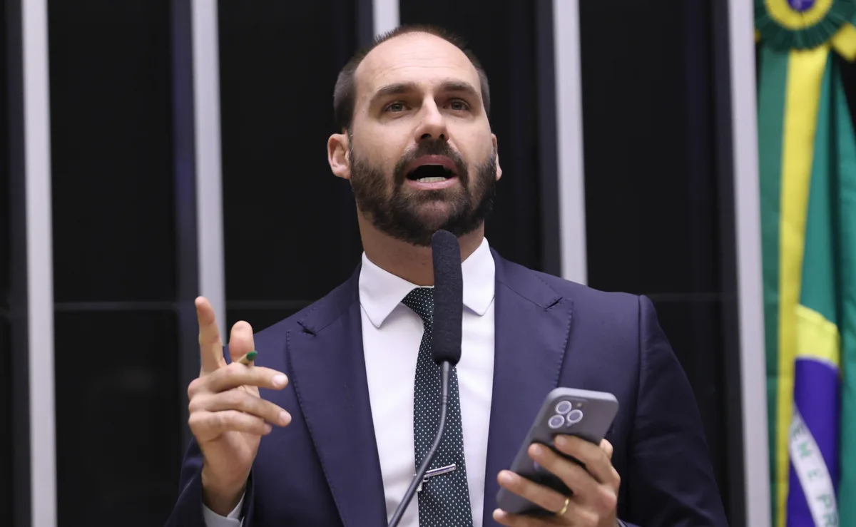Alexandre de Moraes determina início do cumprimento da pena de Eduardo Bolsonaro