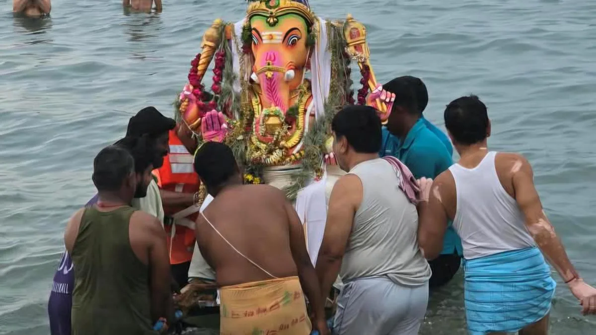 Vinayagar Chaturthi idols immersed in Agni Theertham sea in Rameswaram
