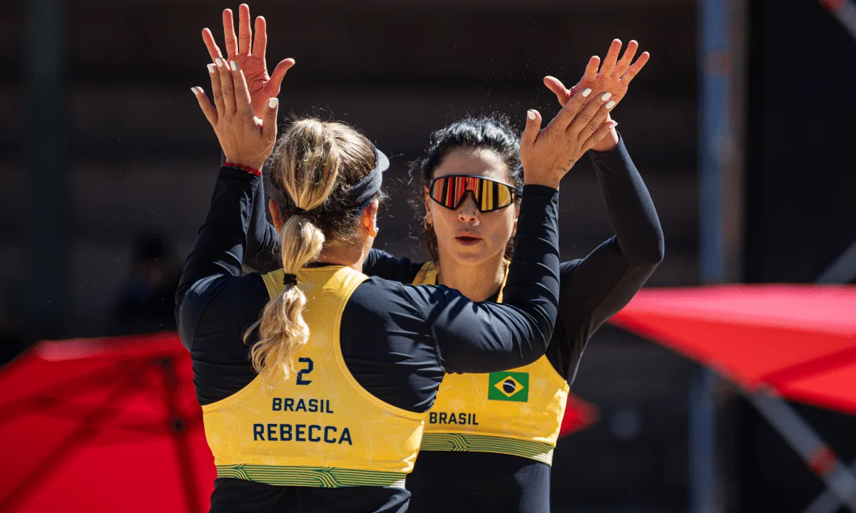 Carol e Rebecca vencem e avançam às quartas em Santa Fé em 1º no grupo