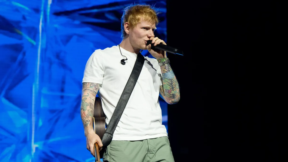 Estação de rádio irlandesa remove músicas de Ed Sheeran após demissão de Macklemore