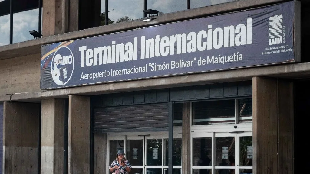 Más de dos meses después de los terremotos, el aeropuerto internacional de Caracas reanudó sus operaciones comerciales