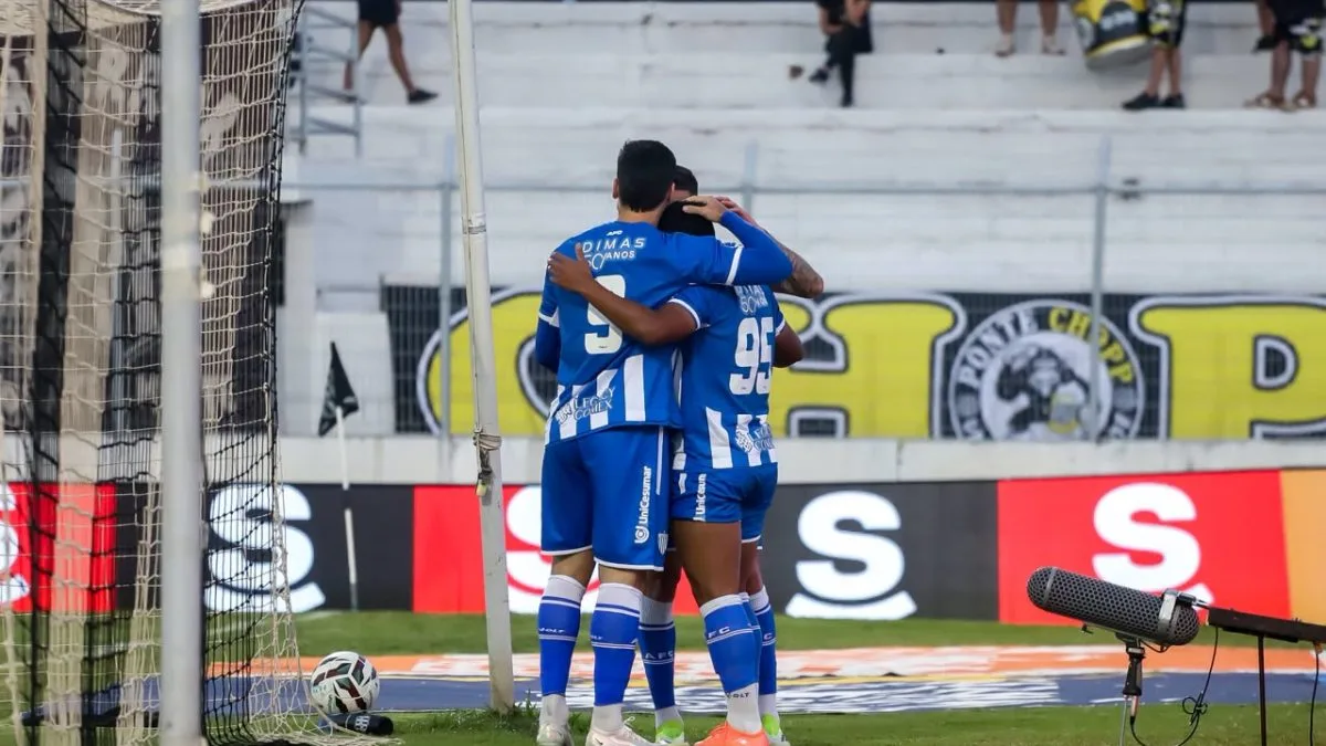 Avaí sai do Z-4 com vitória sobre a Ponte Preta e tem a melhor sequência da temporada