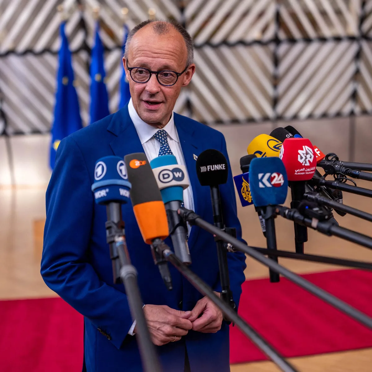 Automobilindustrie - Merz: "Verbrenner-Aus ist Geschichte"