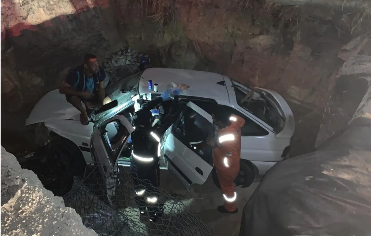 Homem fica ferido após veículo cair em cratera em rodovia de Sergipe