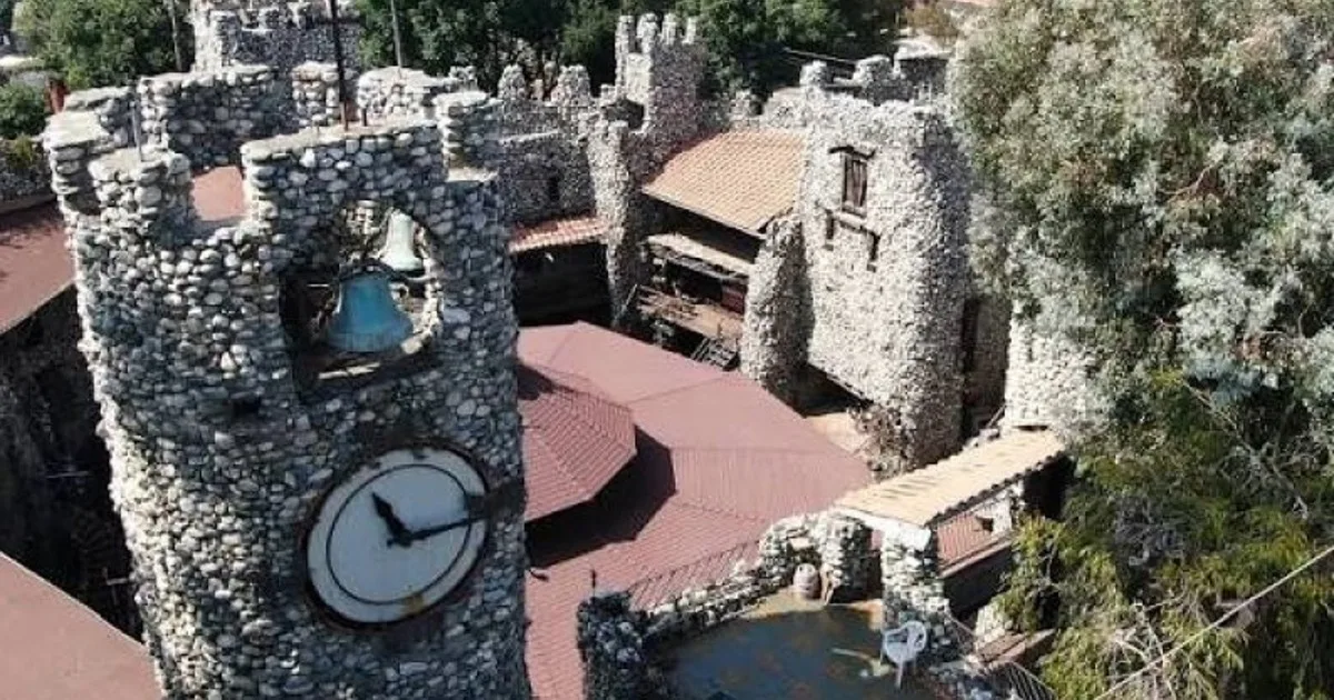 Construyó un castillo con chatarra, botellas y motocicletas viejas y 20 años después se convirtió en un complejo de 2.000 m2 con una torre reloj de 22,5 metros de altura
