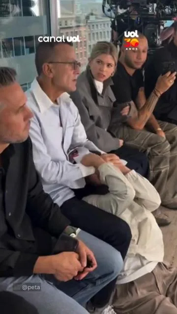Chefe de conselho de designers de moda imobiliza manifestantes da PETA em desfile