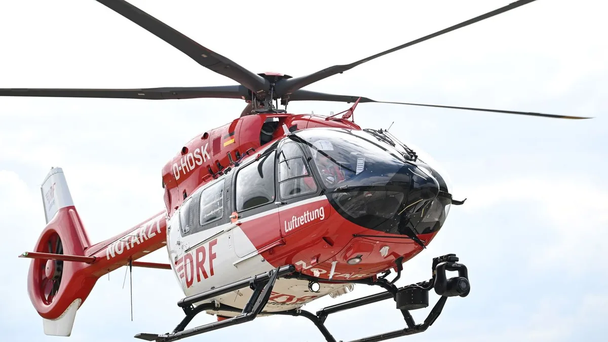 Gegen Traktor gefahren: Motorradunfall: Zwei Minderjährige lebensgefährlich verletzt