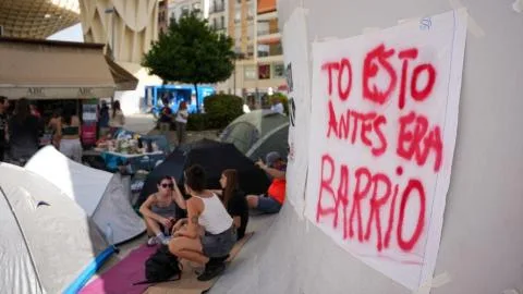 El negocio del alquiler al desnudo en la acampada de Las Setas de Sevilla: "Solo queremos aspirar a tener un futuro"