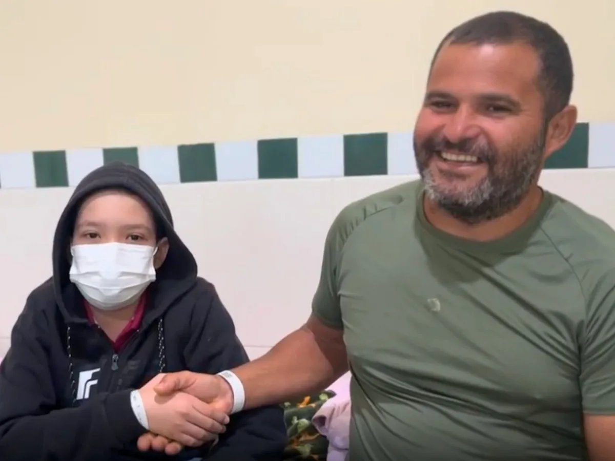 Marido doa rim para sobrinho da esposa que estava há mais de 1 ano em fila: 'Voltar à vida normal'