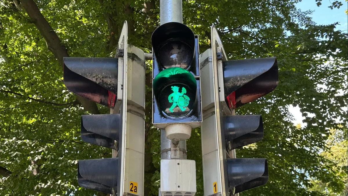Ampelmännchen mal anders: Wiesntrommler-Ampeln in Rosenheim